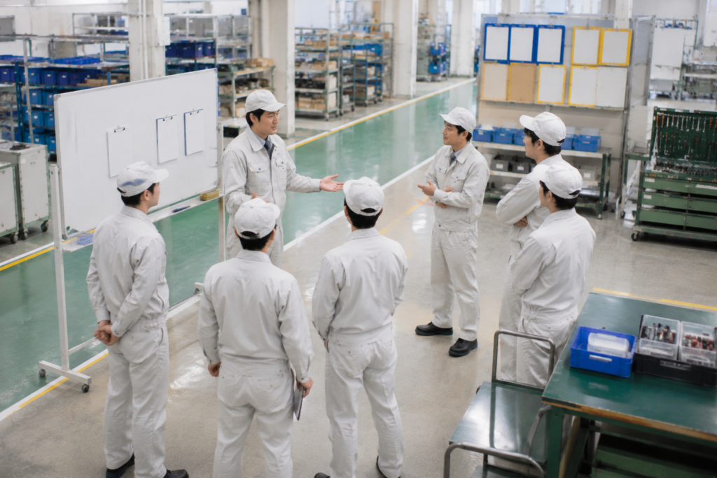 朝礼で今週見つけた小さな気づきベスト1を共有する職場改善の場面